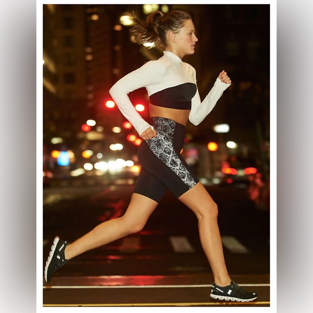 Athleta stay fly 9” shorts